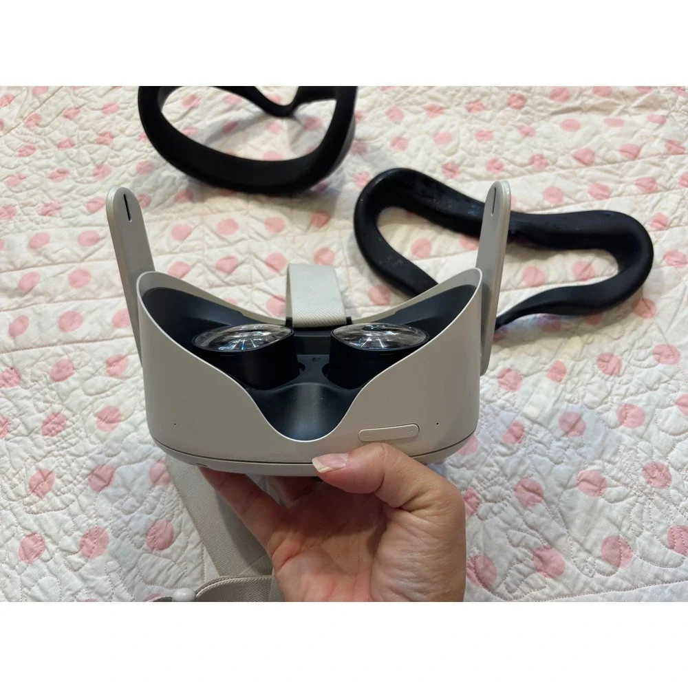 Oculus Quest 2 VR Headset READ